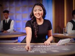 Pemain wanita menikmati sesi Live Casino dengan dealer profesional dalam suasana elegan